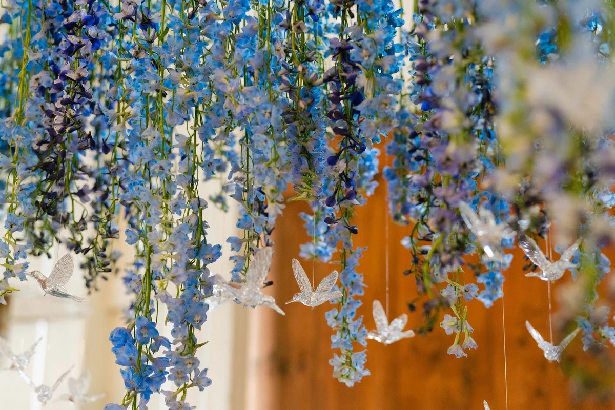 kleine Vögel aus Kunststoff am Blauregen als Gartendeko Vintage 