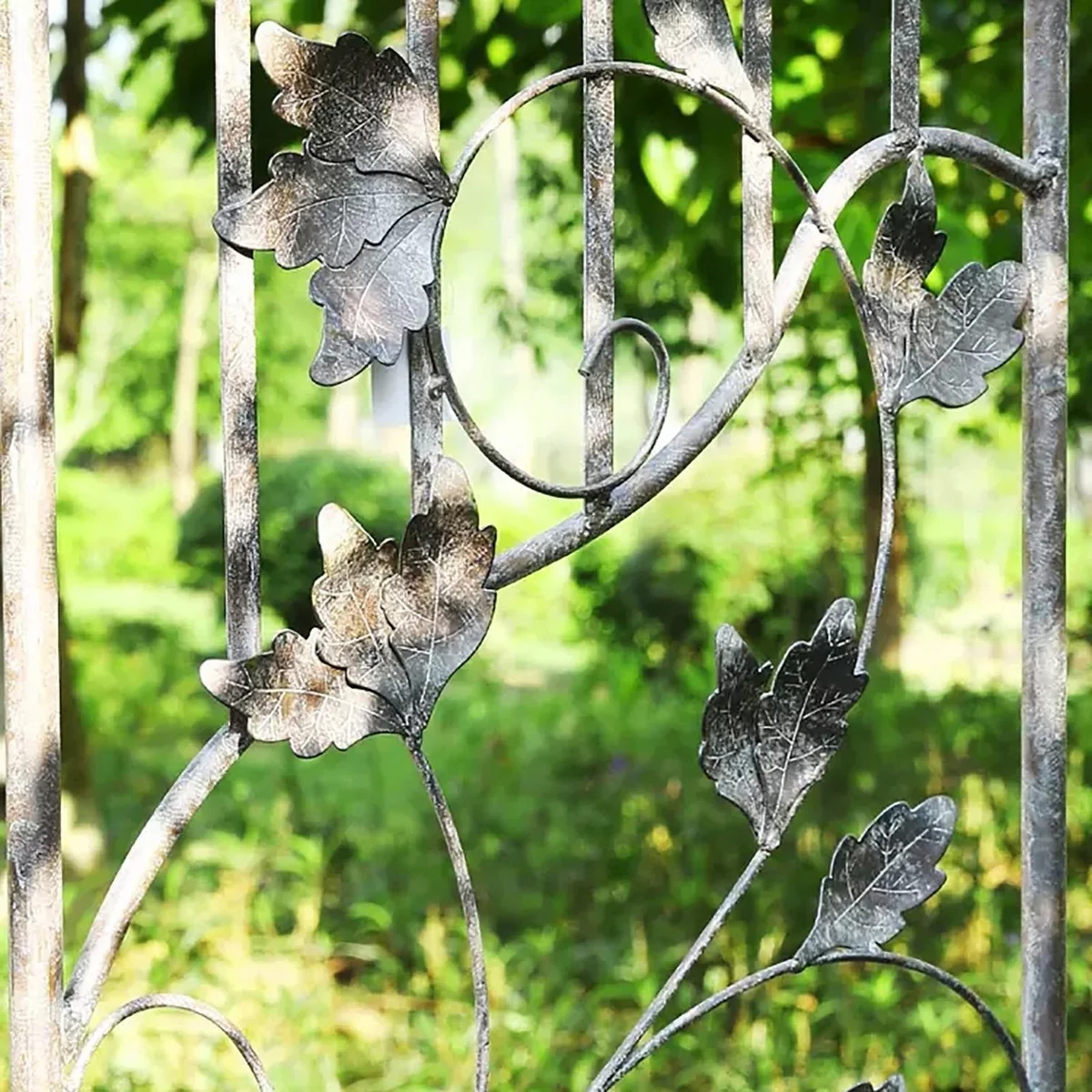 Teil vom Gartenzaun aus Metall mit Verzierungen in Vintage Stil 