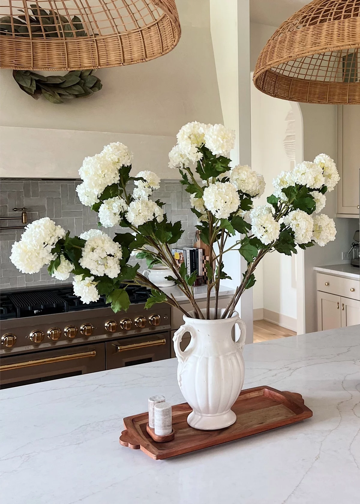 weiße Blüten in weißer Vase zu Hause als Tisch- und Raumdeko