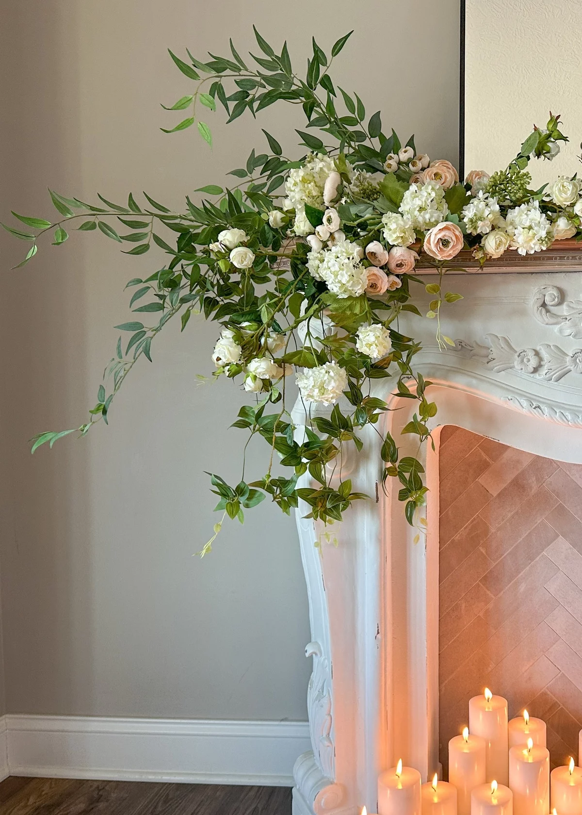 künstliches Blumenarrangement am Kaminsims als Blickfang im Raum