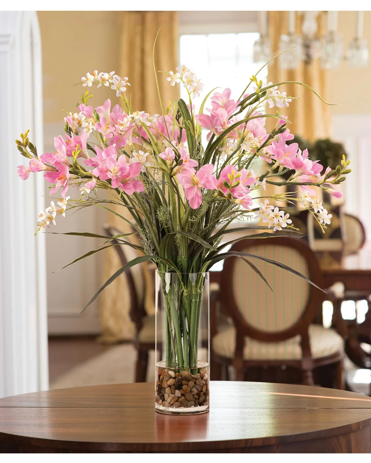 künstliches Blumenarrangement mit rosa Blüten in Vase
