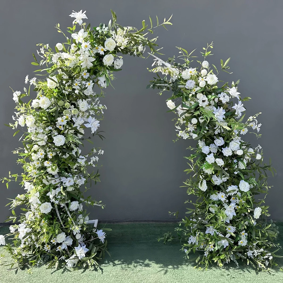 künstliche Blumenarrangements - weiße Blüten in Blumenbogen