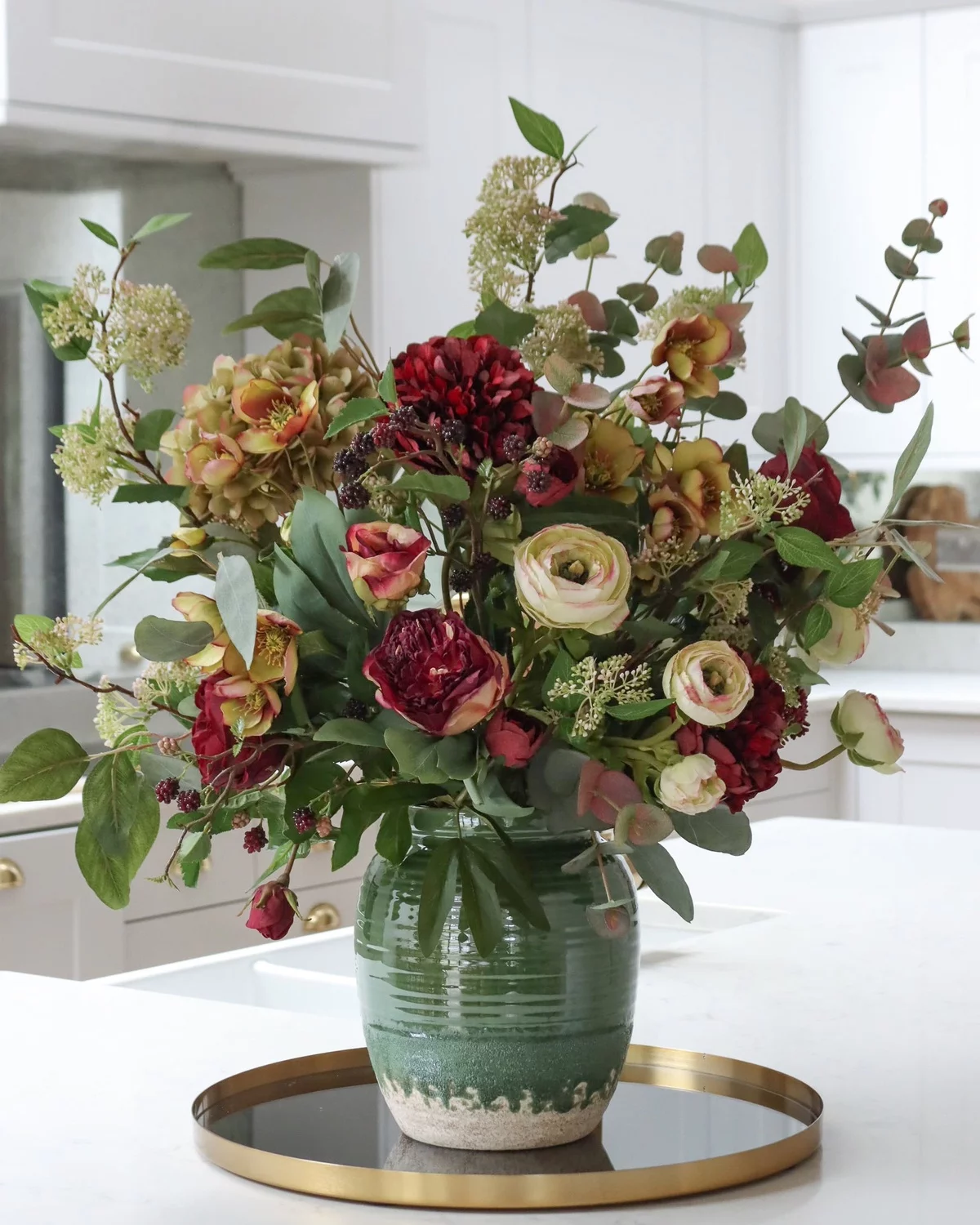 Rosen und andere Blumen mit viel Grün in Vase