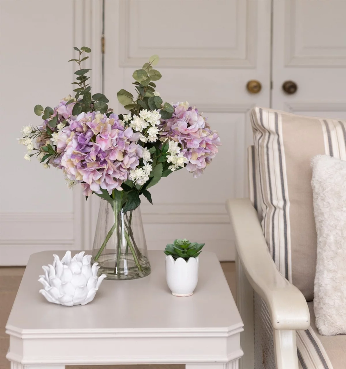 lila und weiße Blumen in Glasvase als Raumdeko - künstliche Blumenarrangements