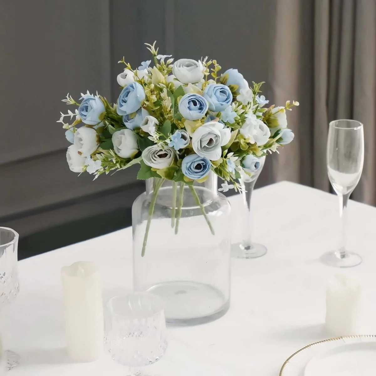 hellblaue und weiße Blumen in Glasvase als Raumdeko