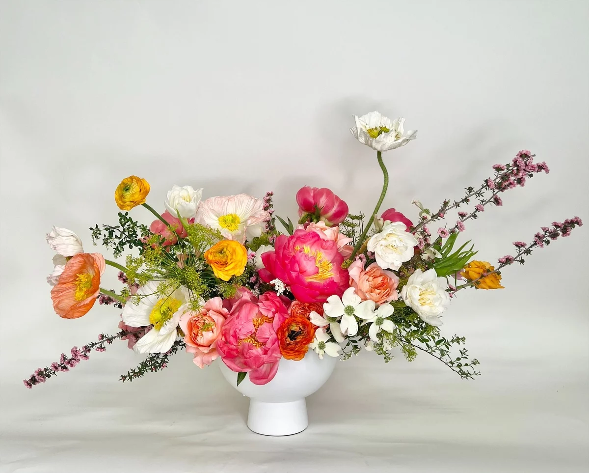 schönes künstliches Blumenarrangement in weißer Vase