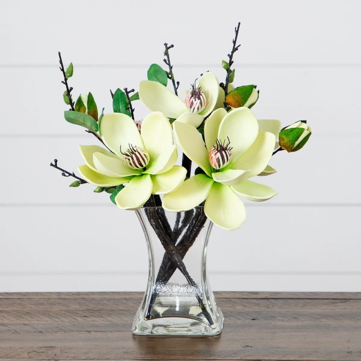 künstliche hellgrüne Blüten in Vase