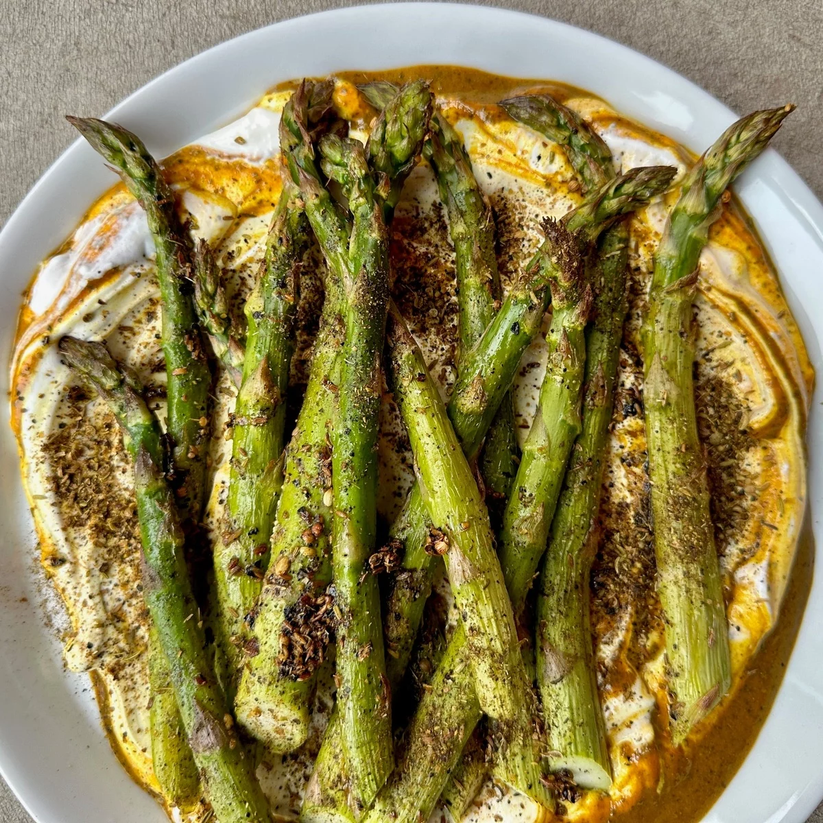Spargelstangen auf Spiegeleiern - tolle Rezepte mit dem grünen Gemüse 