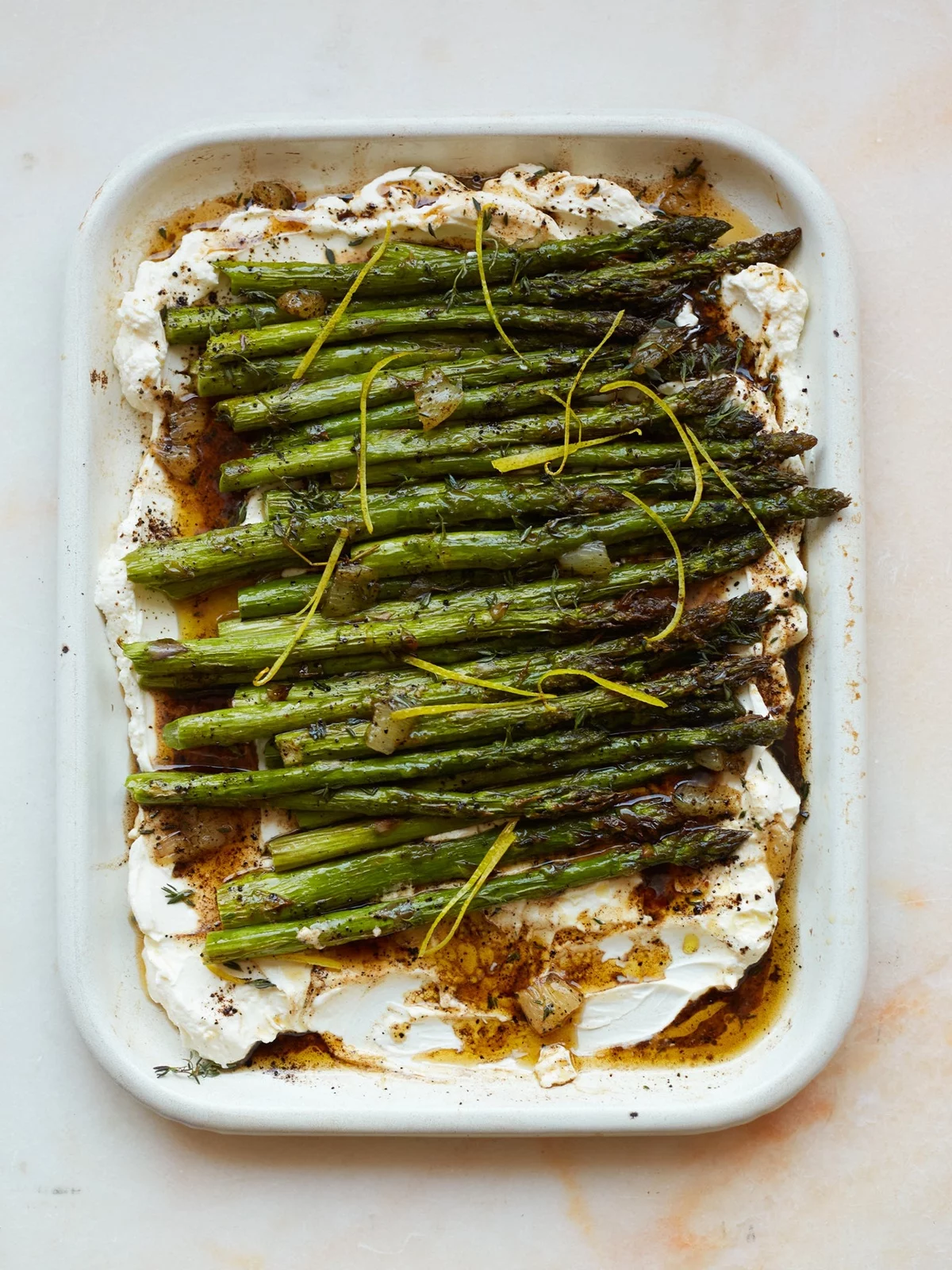 Spargelstangen auf cremiger Unterlage - einfache Spargel Rezepte
