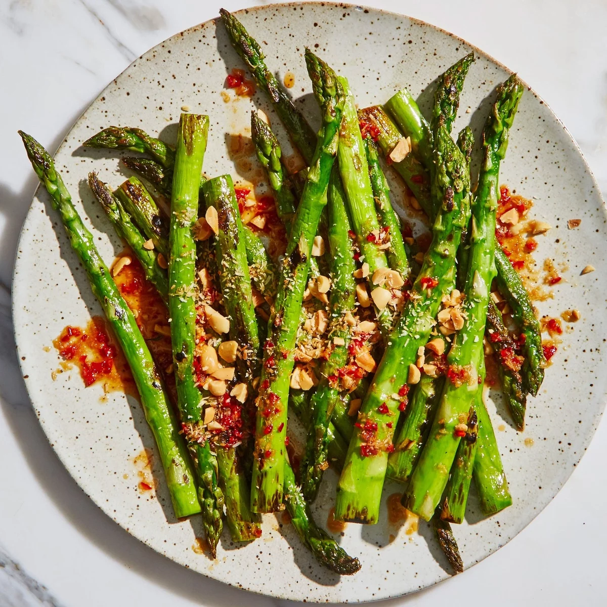 Spargel mit roter scharfer Domatensauce und Nüssen - Spargel Rezepte