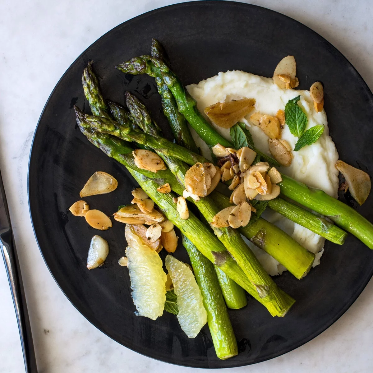 gekochte Spargelstange mit weißer Sauce Zitrone und Nüssen 