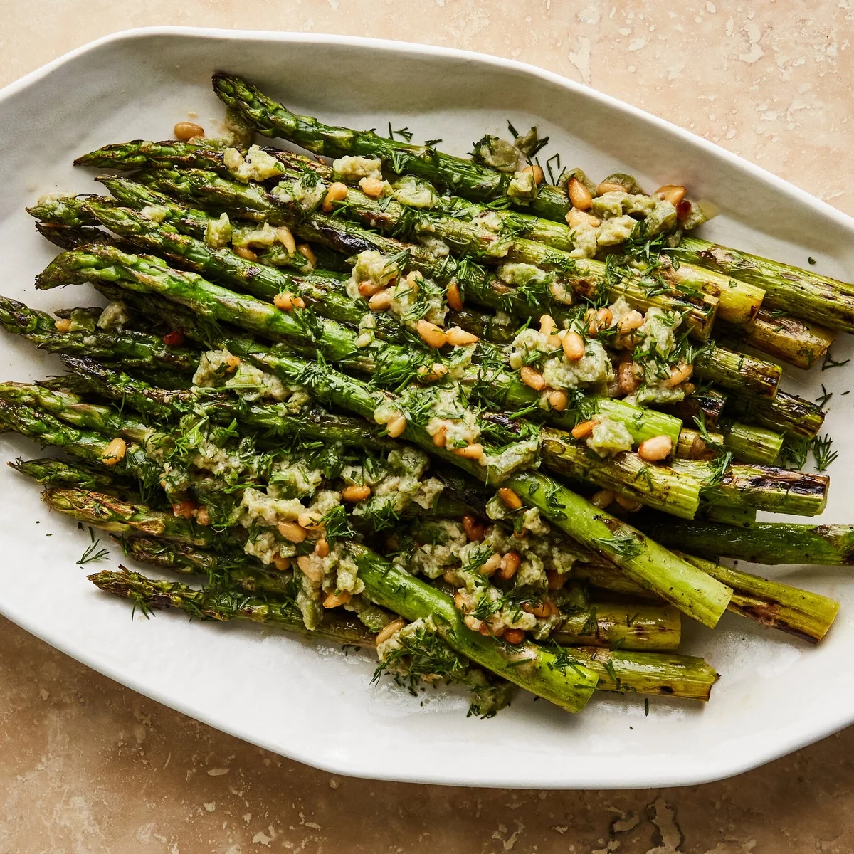 Spargel Rezepte - grüne gekochte Spargelstangen mit kleinen Bohnen garniert
