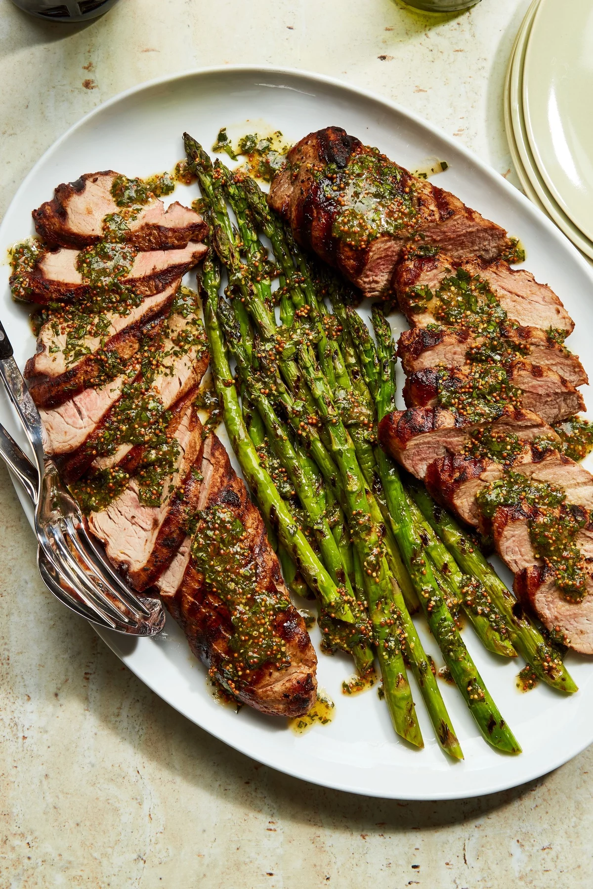 gebratene Spargelstangen als Beilage zum Fleisch - geschmackvolle Spargel Rezepte