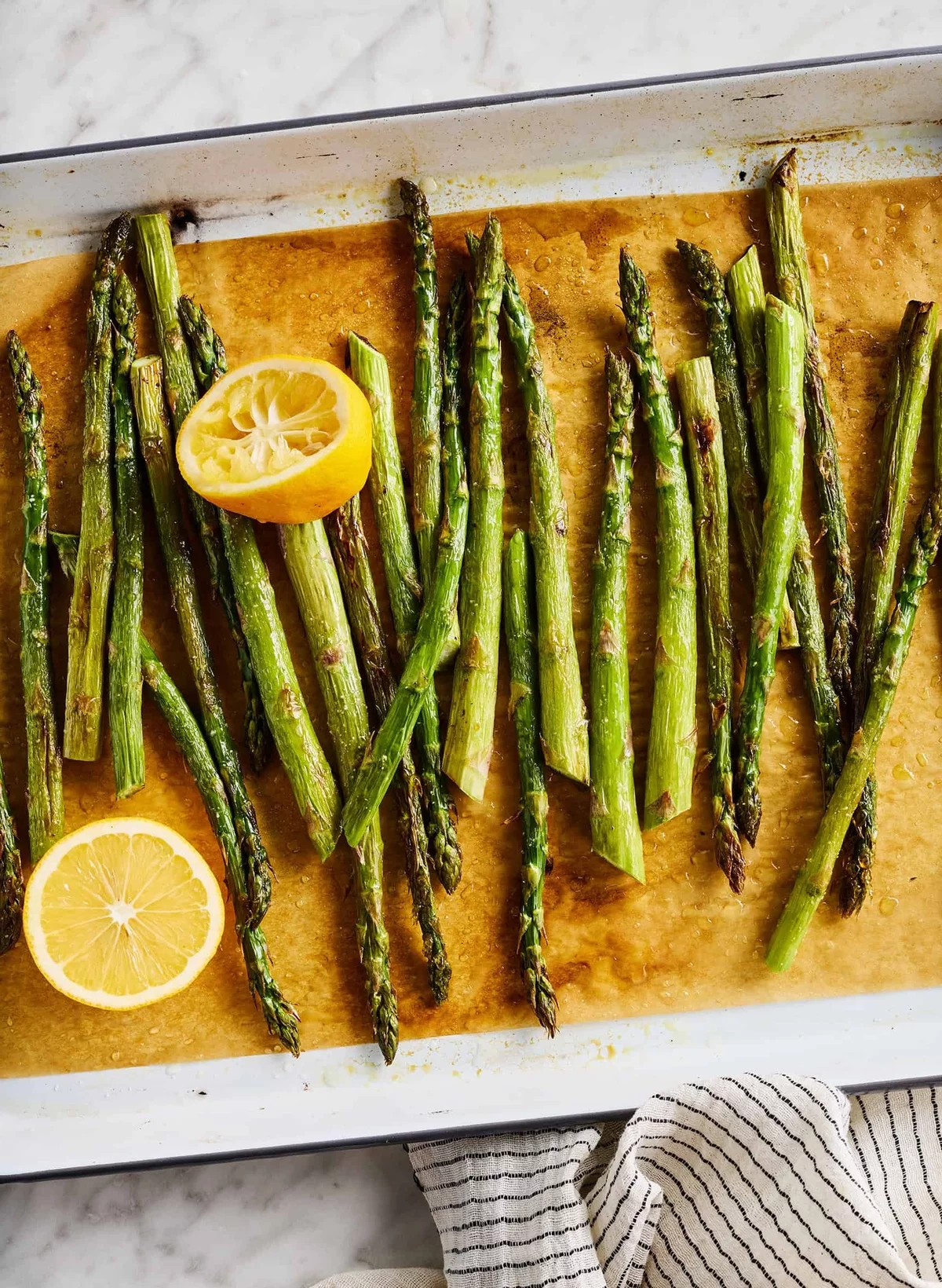 Spargel auf dem Blech plus Zitronenscheiben -Spargel Rezepte 