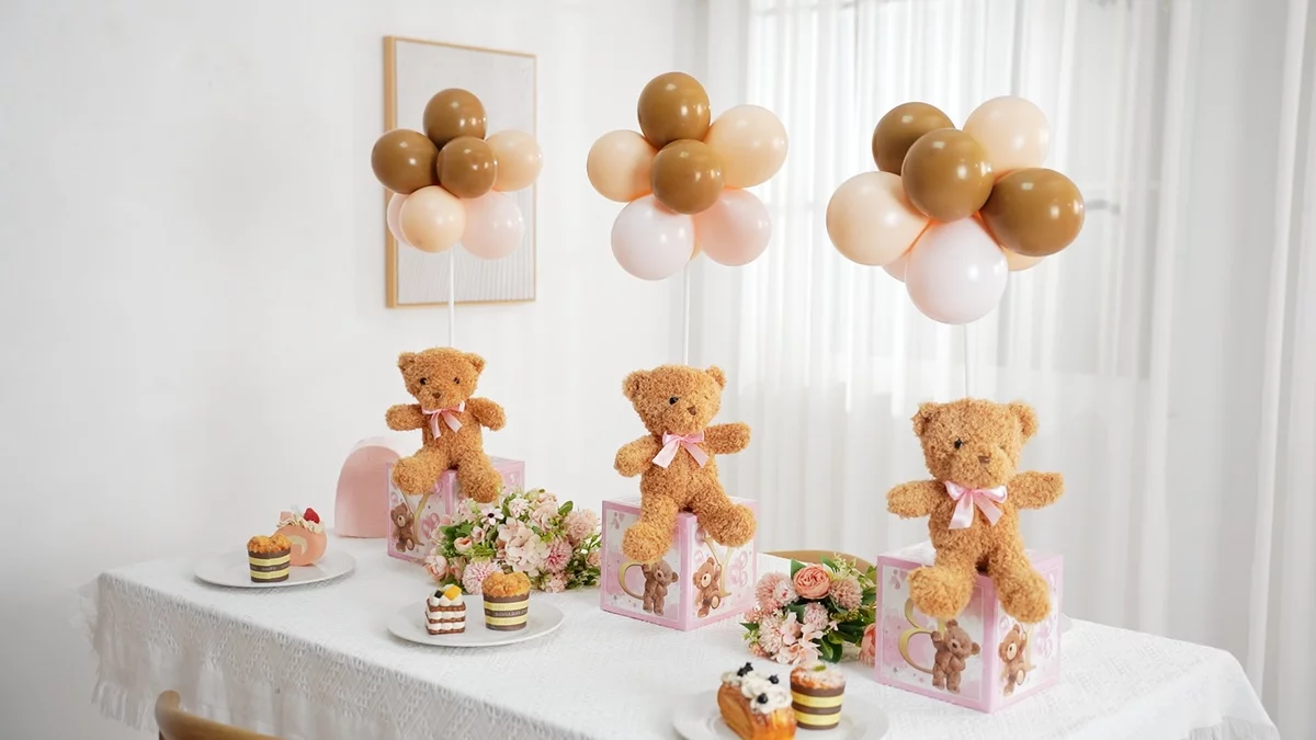 Teddy Bären mit rosa und braunen Ballons als Tischdeko für Babyparty