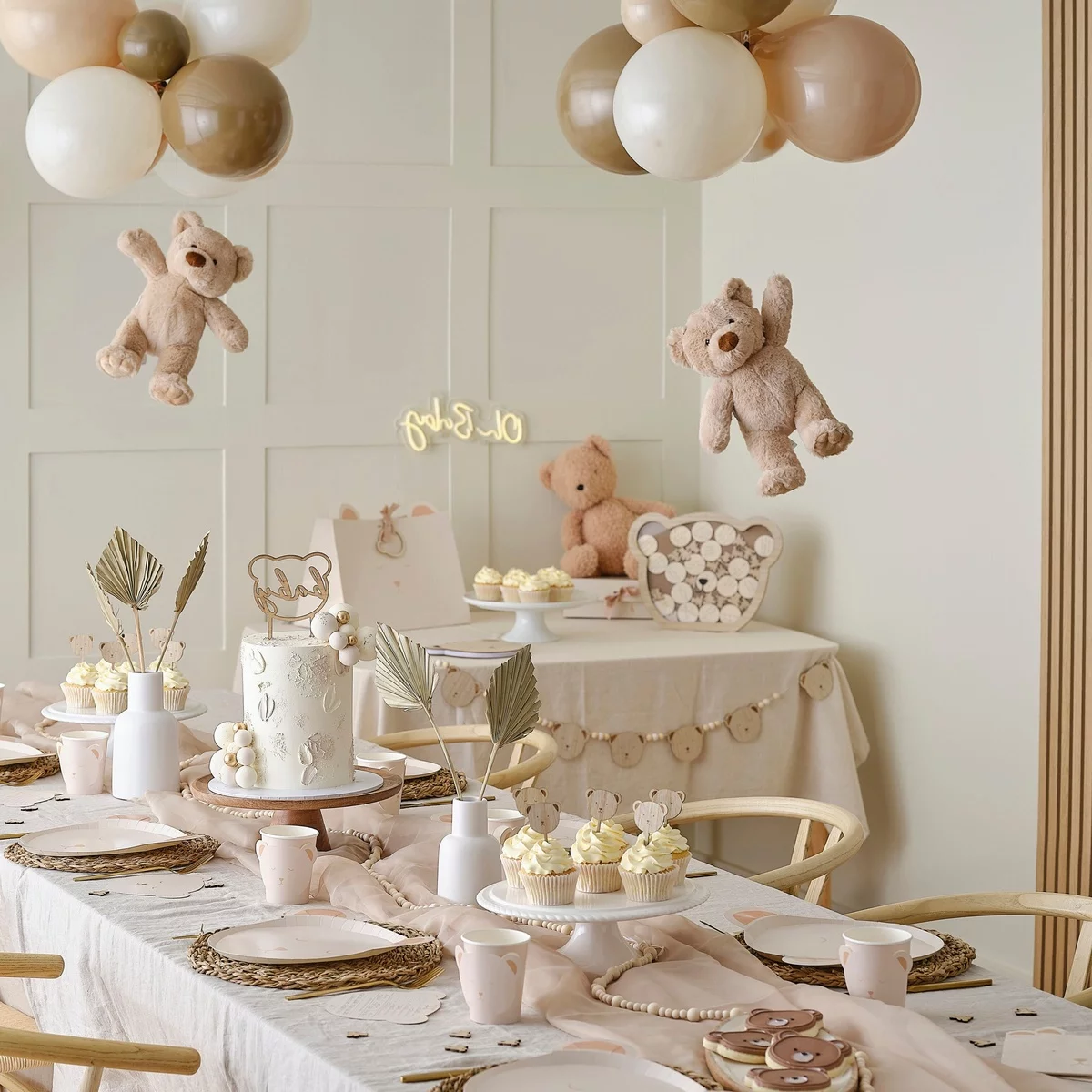 Tischdeko für Babyparty - weiße Torte, Muffins und cookies