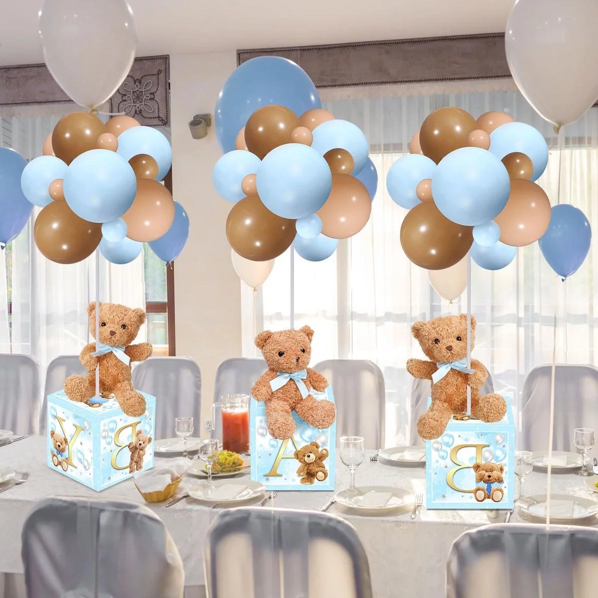 Tischdeko für Babyparty mit blauen Ballons und Teddy Bären