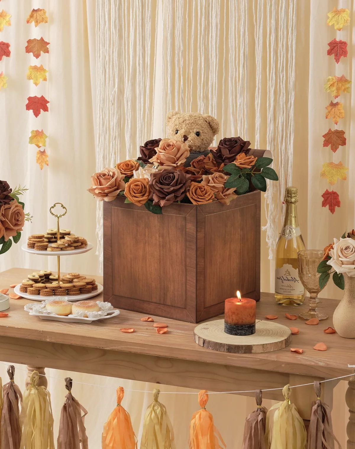 Tischdeko für Babyparty in warmen Brauntönen - Holzkasten mit Blumen, Kerzen, Tortenständer