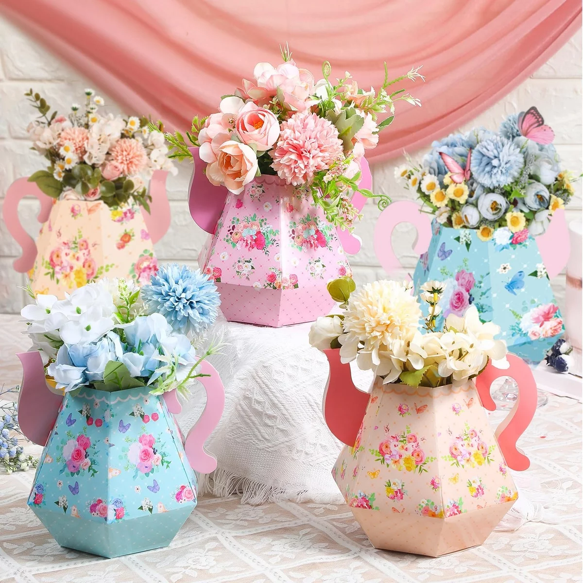 bunte Vasen mit farbenfrohen Blumen als Tischdeko für Babyparty