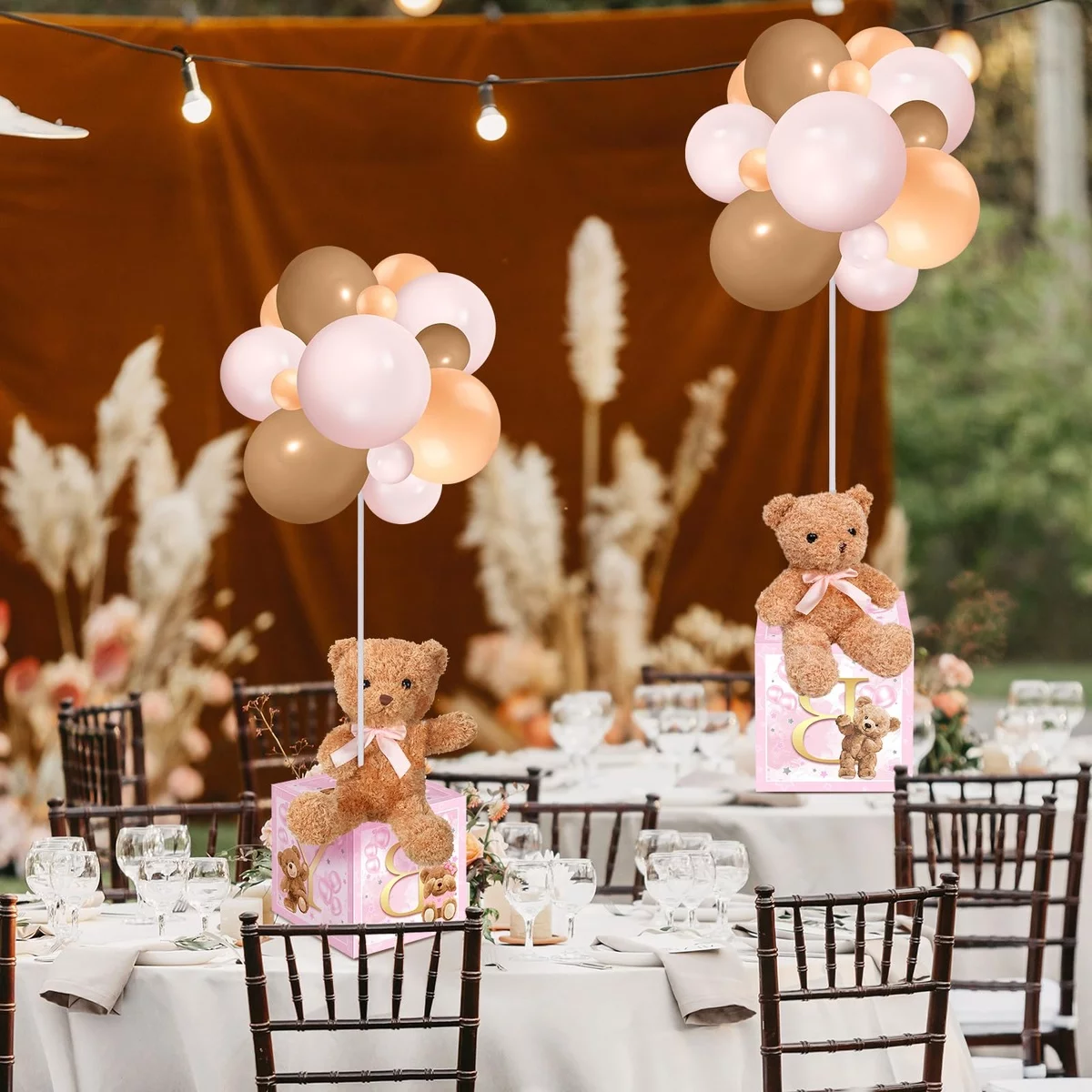niedliche Bären mit Ballons machen die Tischdeko für Babyparty aus