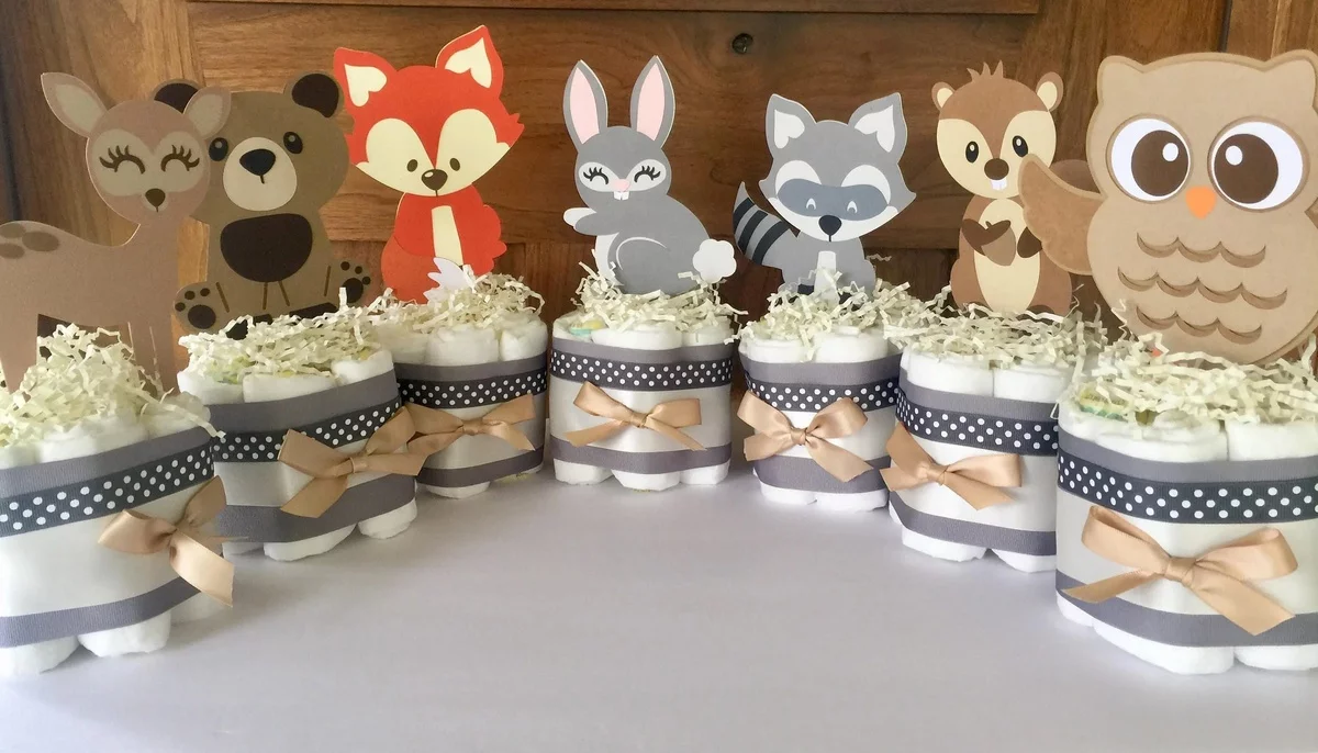 kleine Tierfiguren schmücken die Geschenke auf der Babyparty
