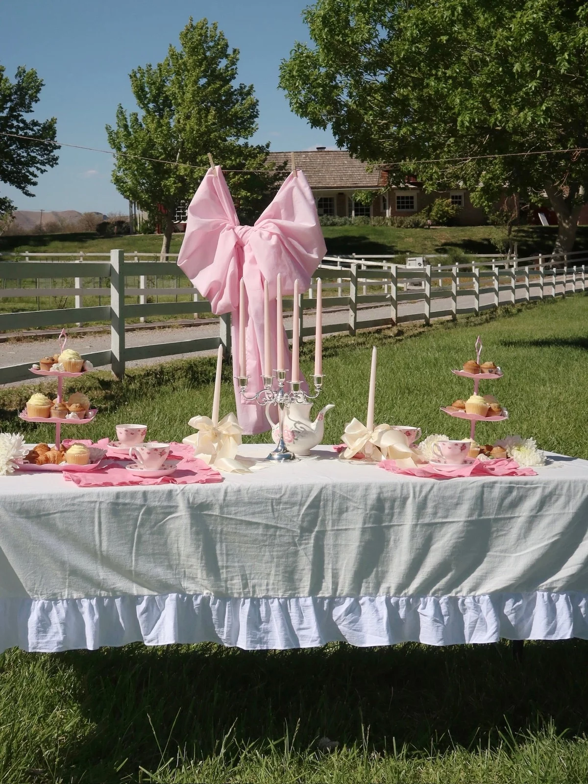 große rosa Schleife als Tischdeko für Babyparty im Freien