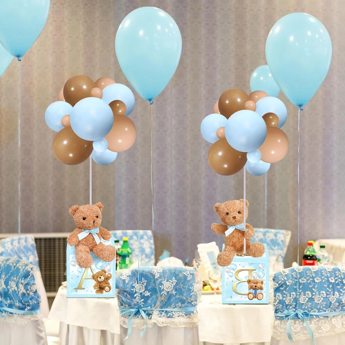 Teddy Bären mit Ballons schmücken den Tisch