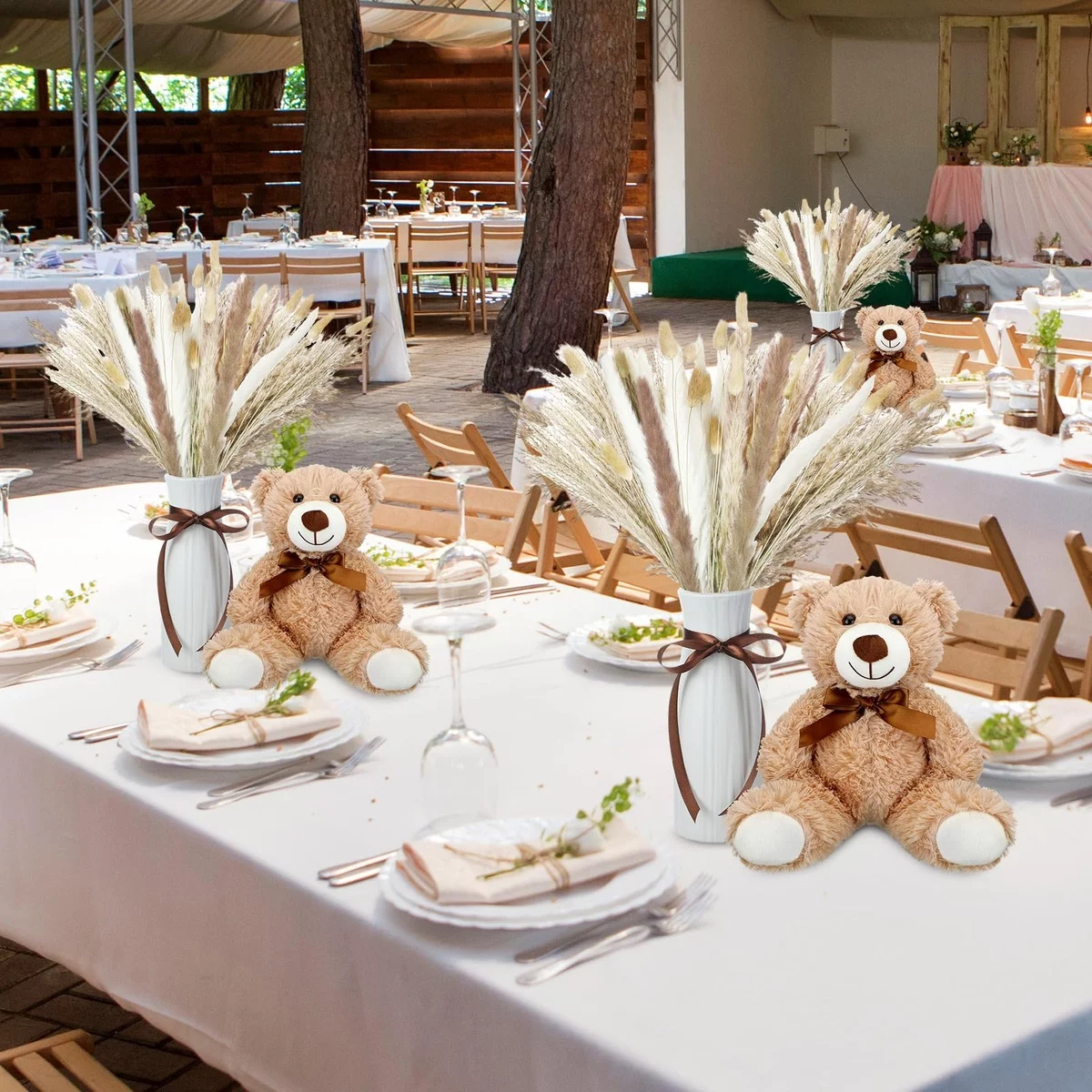 schöne Tischdeko für Babyparty -buntes dekoratives Gras in Vasen und kleine Bären