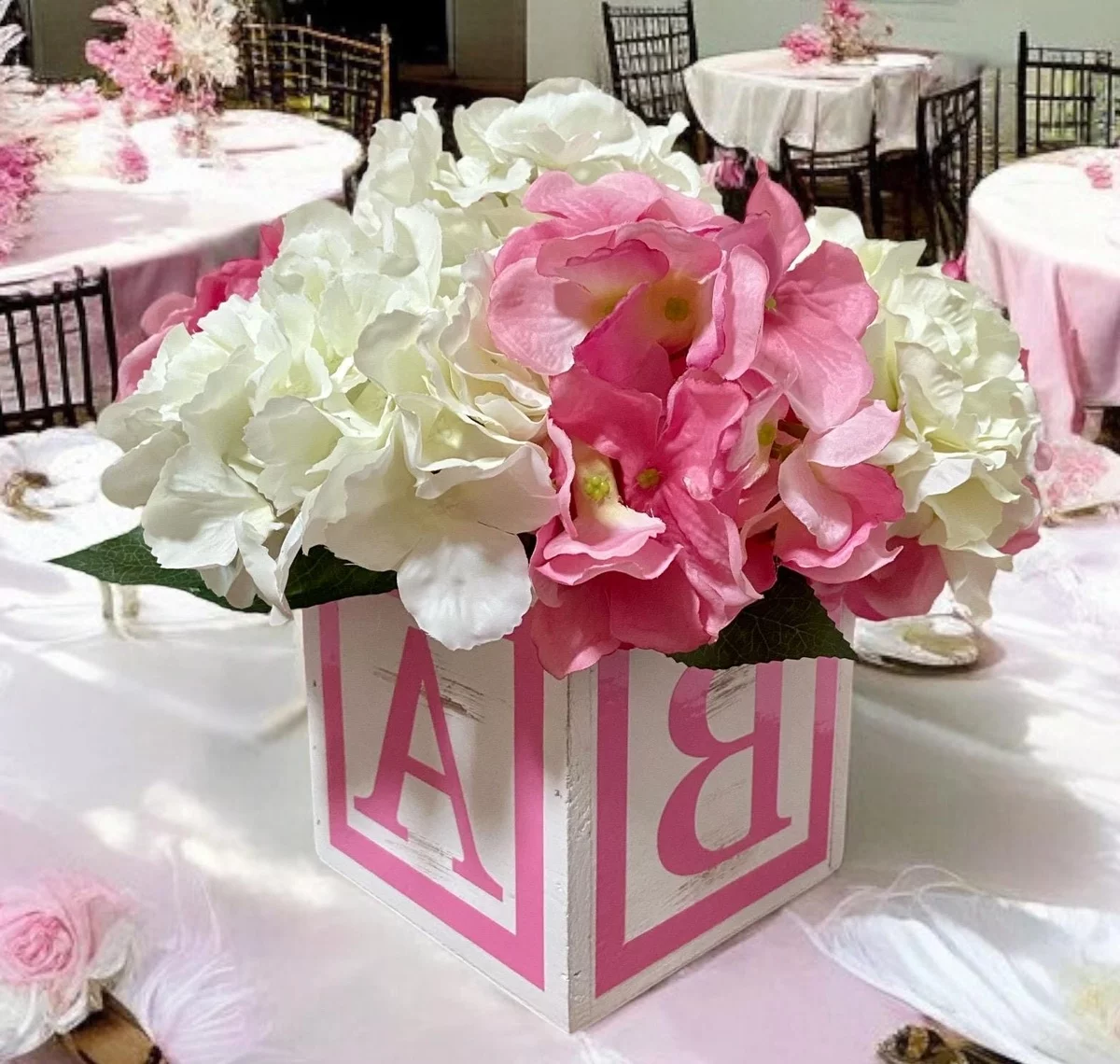 prächtiges Blumenarrangement als Tischdeko für Babyparty