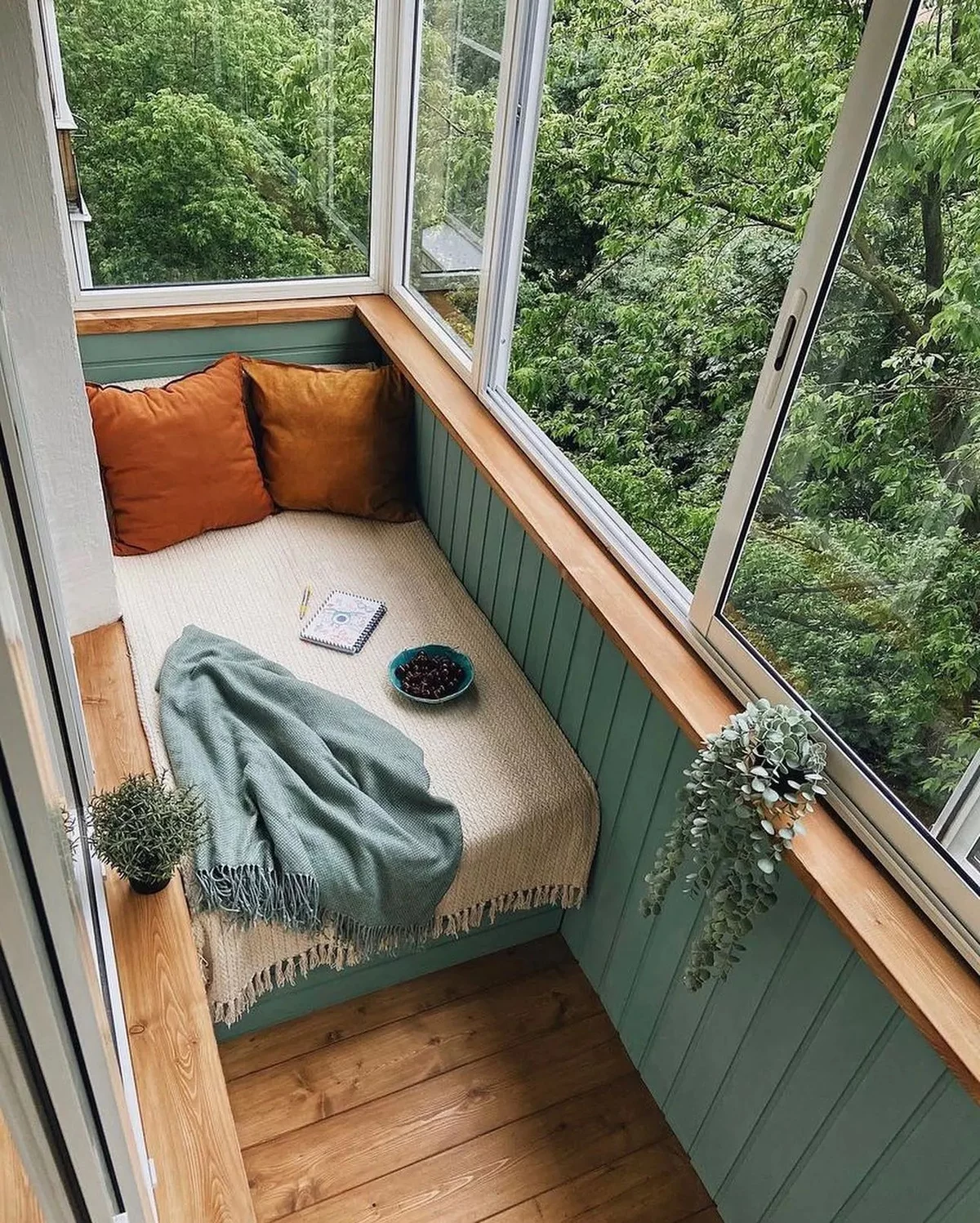 ein Tagesbett auf dem verglasten Balkon - ein Ort der Ruhe 