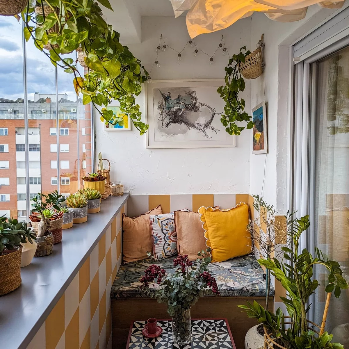 kleine Liege und viele grüne Pflanzen auf dem verglasten Balkon - toller Rückzugsort 