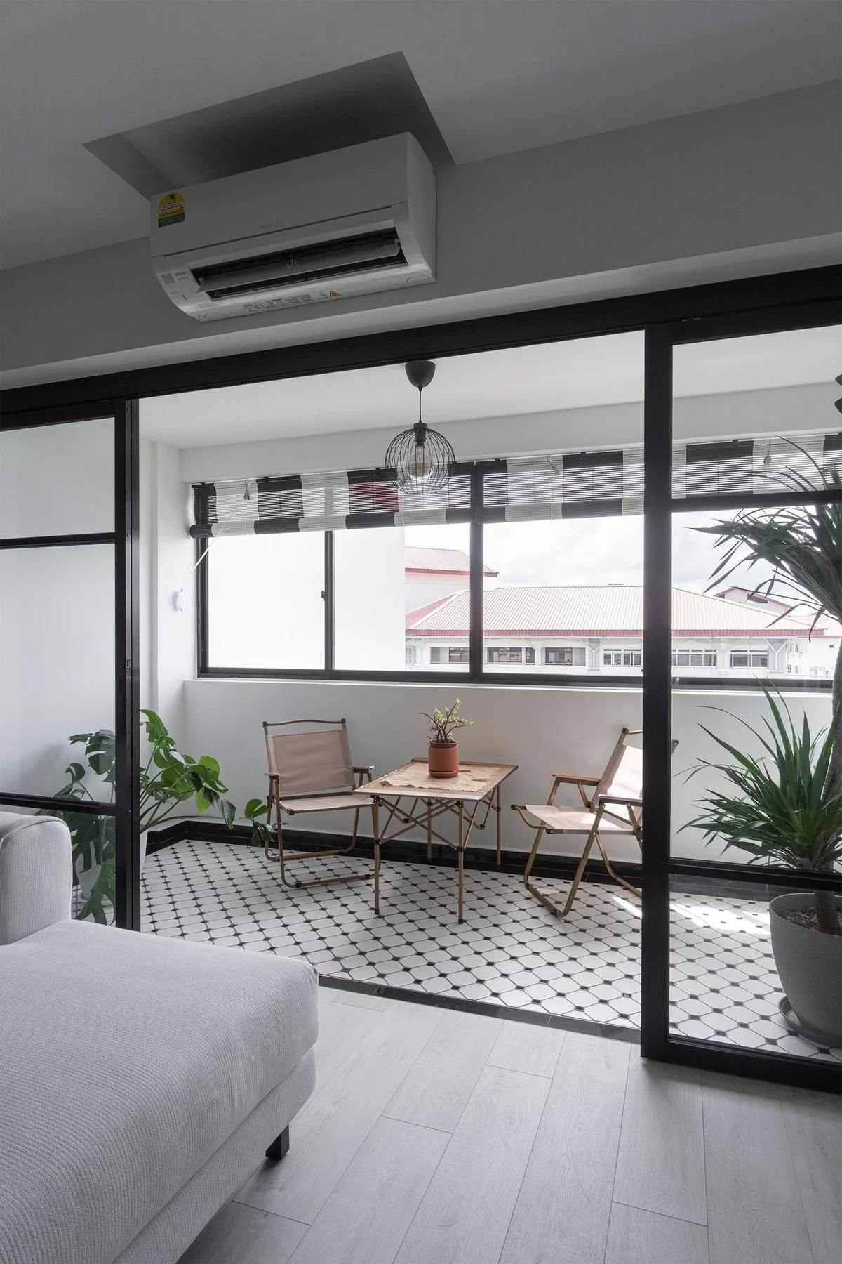 moderner kleiner verglaster Balkon ganz einfach und praktisch eingerichtet