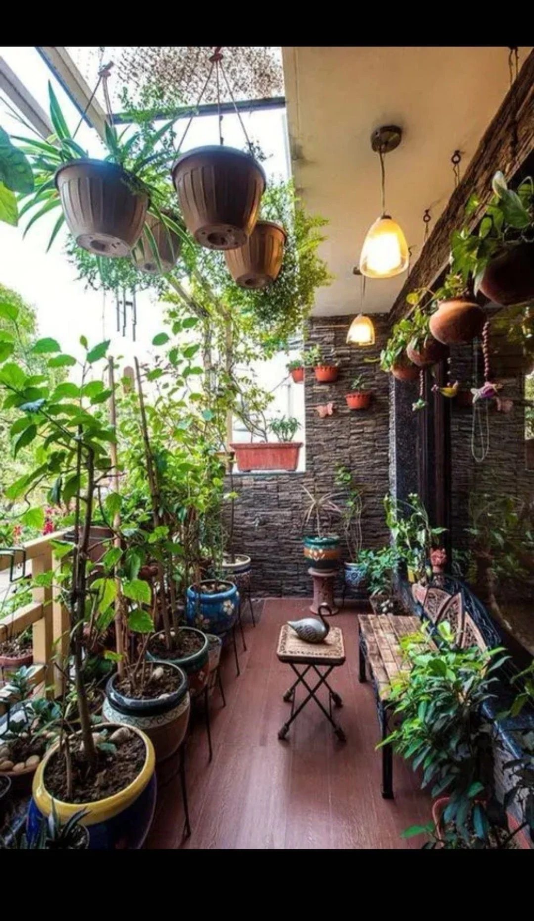 clevere Balkon Ideen - viele grüne Topfpflanzen auf dem kleinen Balkon 