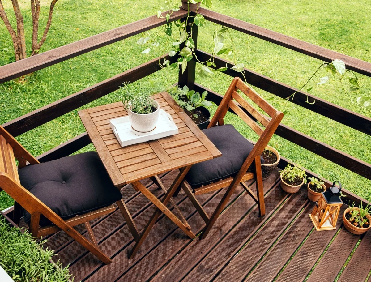 schönes Outdoor-Set aus zwei Klappstühlen und Tisch aus Holz 