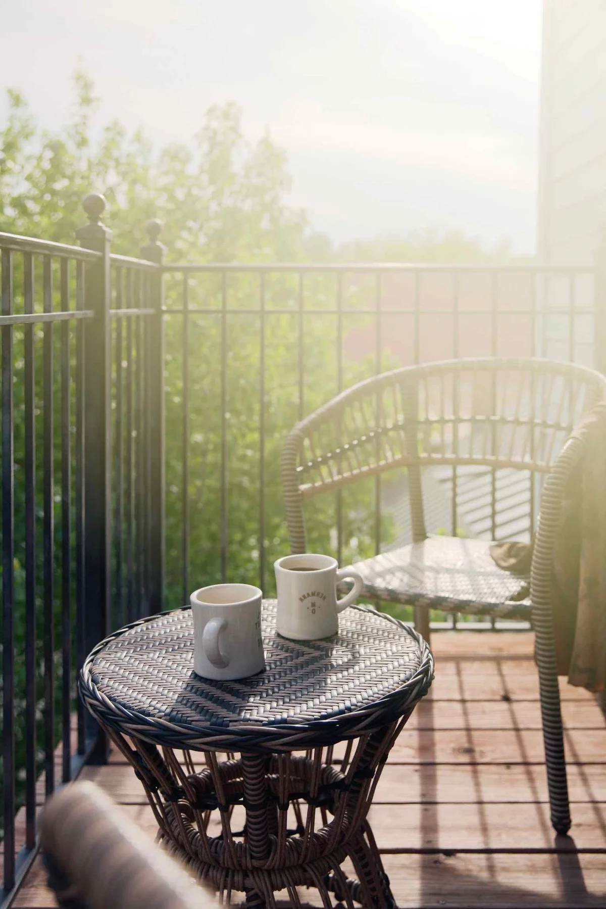 Kaffee Zeit draußen auf dem Balkon - Gemütlichkeit pur