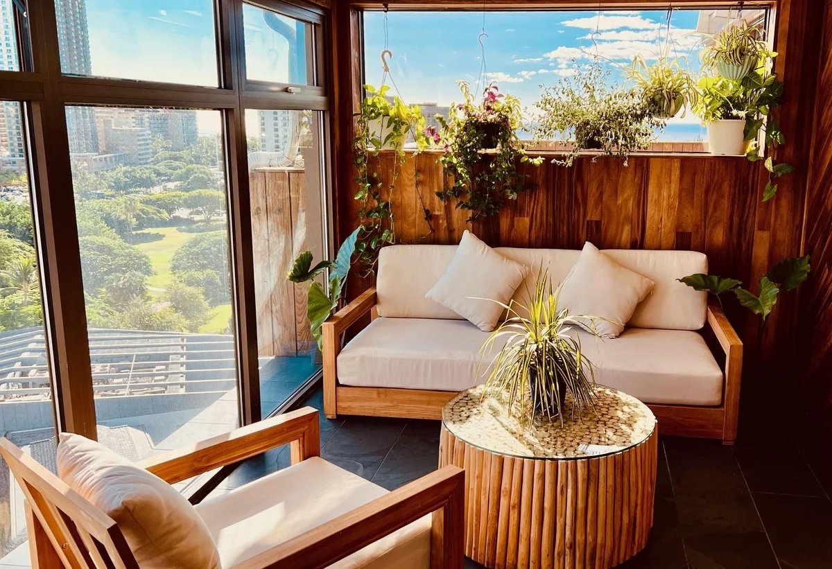 bequeme Outdoor-Möbel auf dem verglasten Balkon - tolle Gestaltungsidee