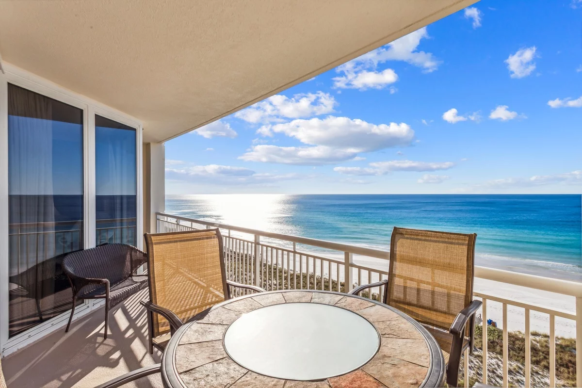 moderner Balkon mit herrlichem Blick aufs Meer