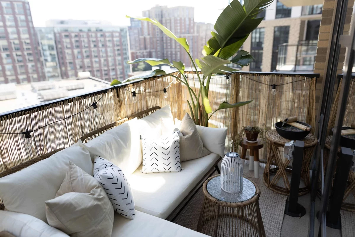 bequeme weiße Möbel und exotische Pflanzen - clevere Balkon Ideen 