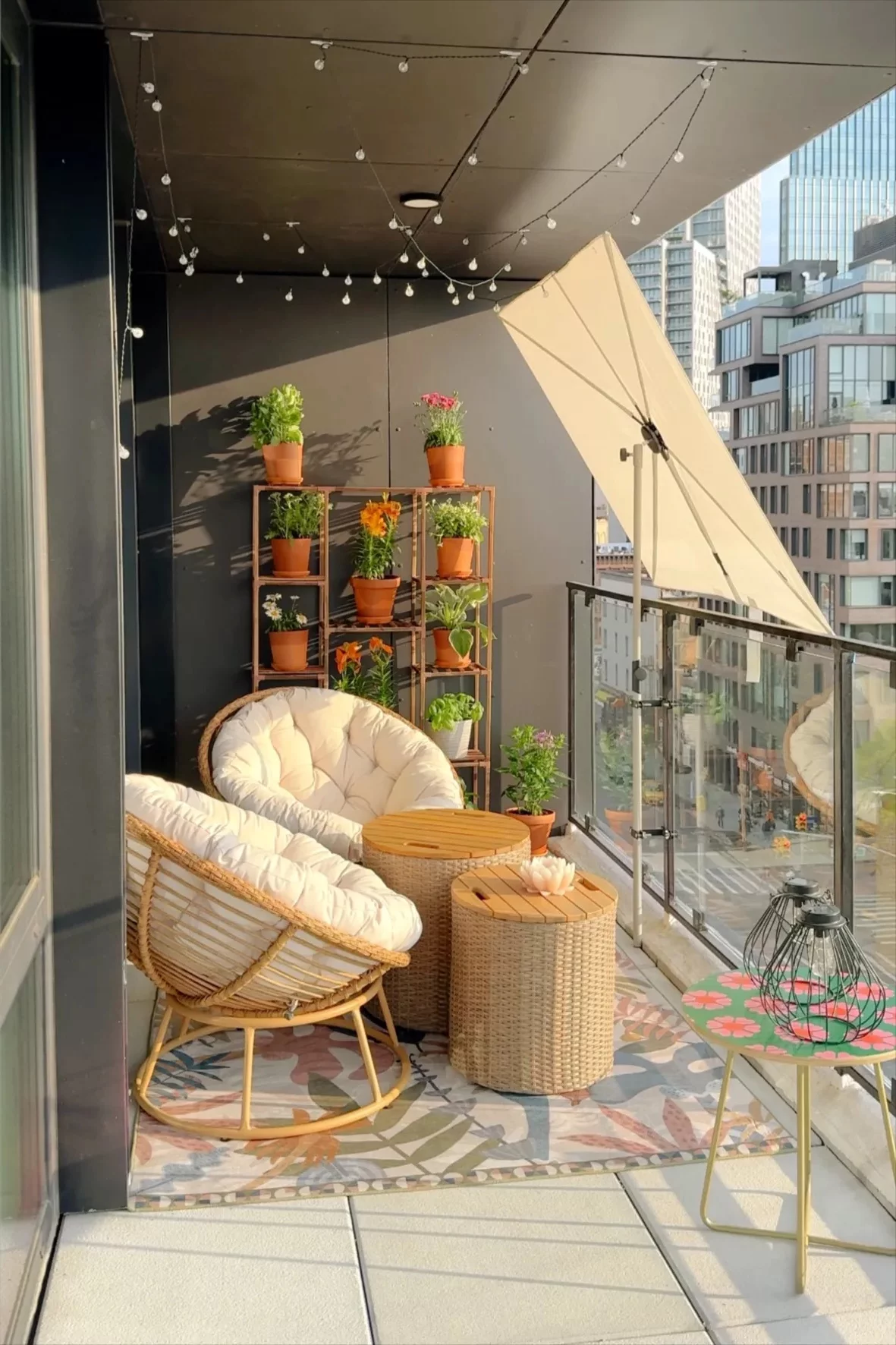 bequem eingerichteter kleiner Balkon mit Pflanzen und Sonnenschutz