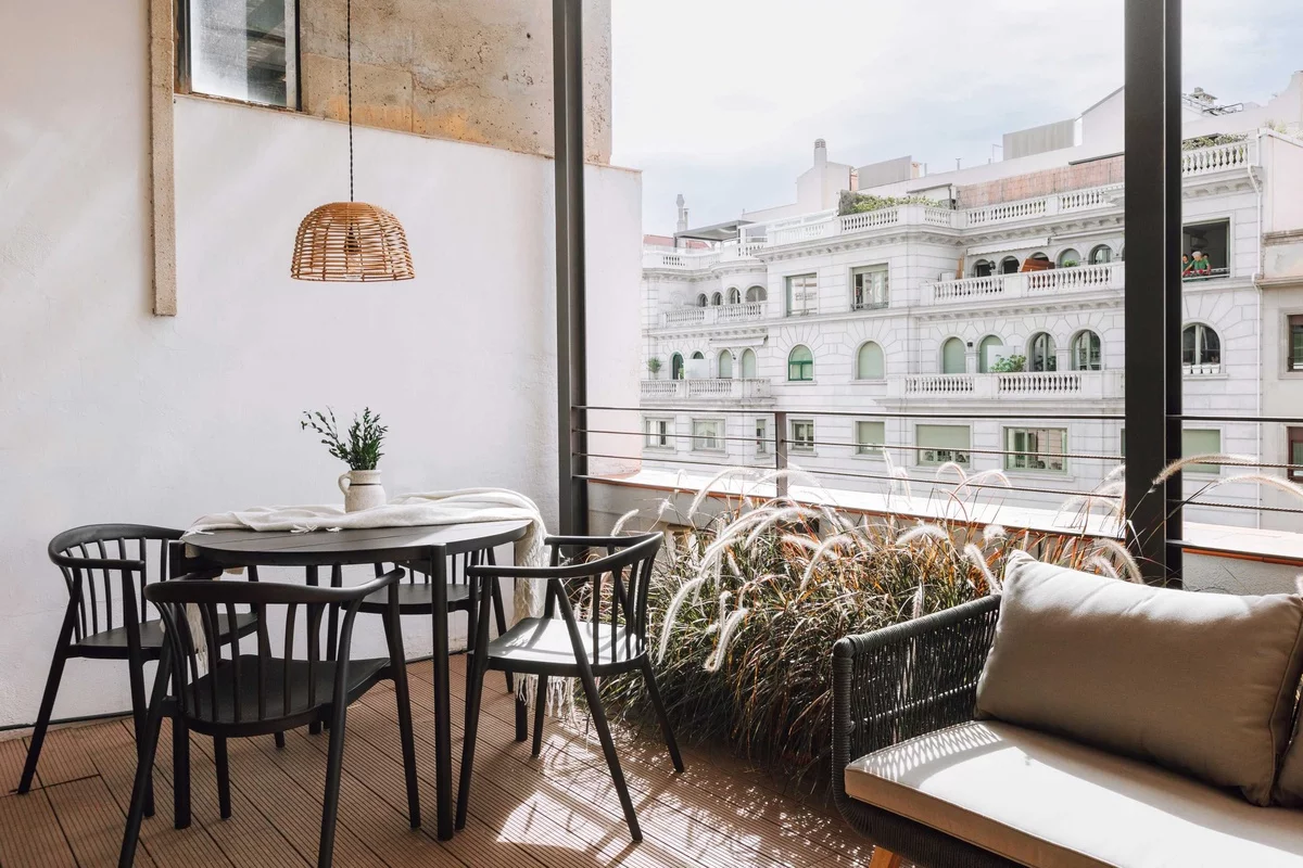 verglaster Balkon in der Stadt praktisch und stilvoll eingerichtet 