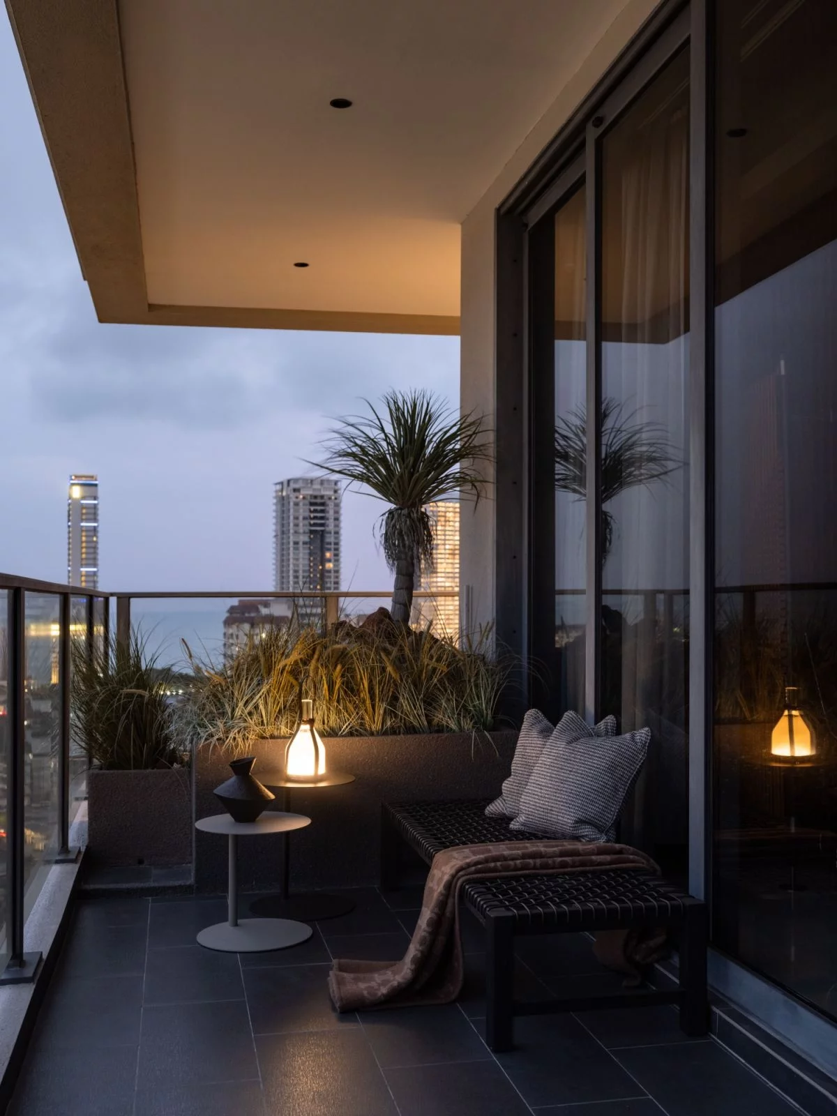 moderner Balkon in der Stadt gut beleuchtet abends - clevere Balkon Ideen 