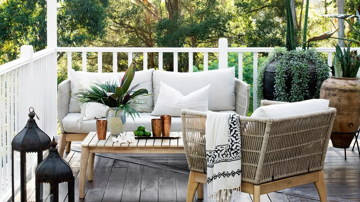 schöne Balkon Ideen - gemütlich gestalteter Outdoor-Bereich mit bequemen Möbeln 