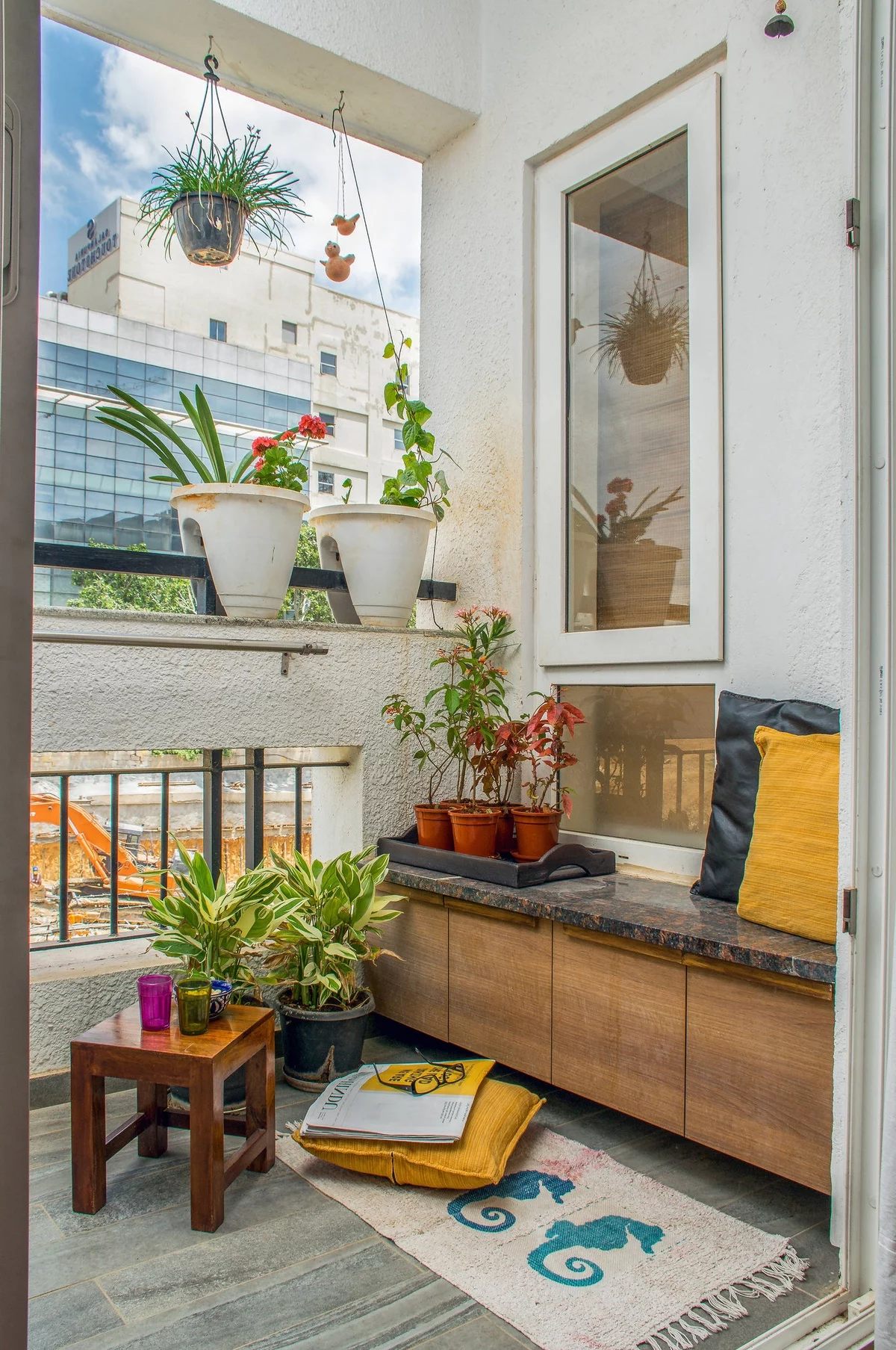 kleiner Balkon mit vielen Topfpflanzen - clevere Balkon Ideen 