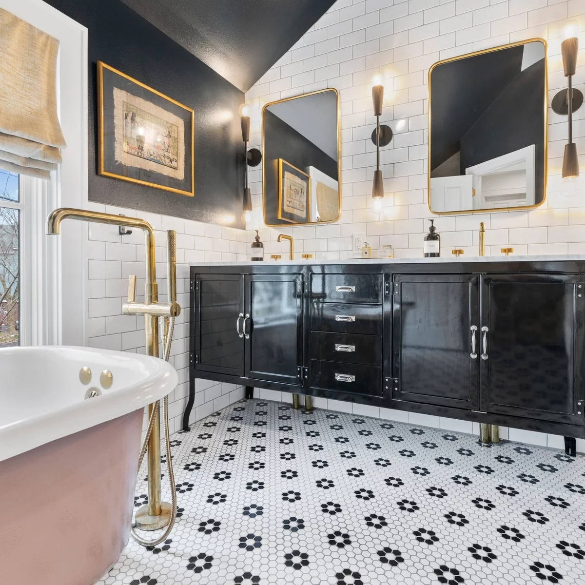 etwas mystisch sieht das Bad mit den schwarzen Unterschränken aus