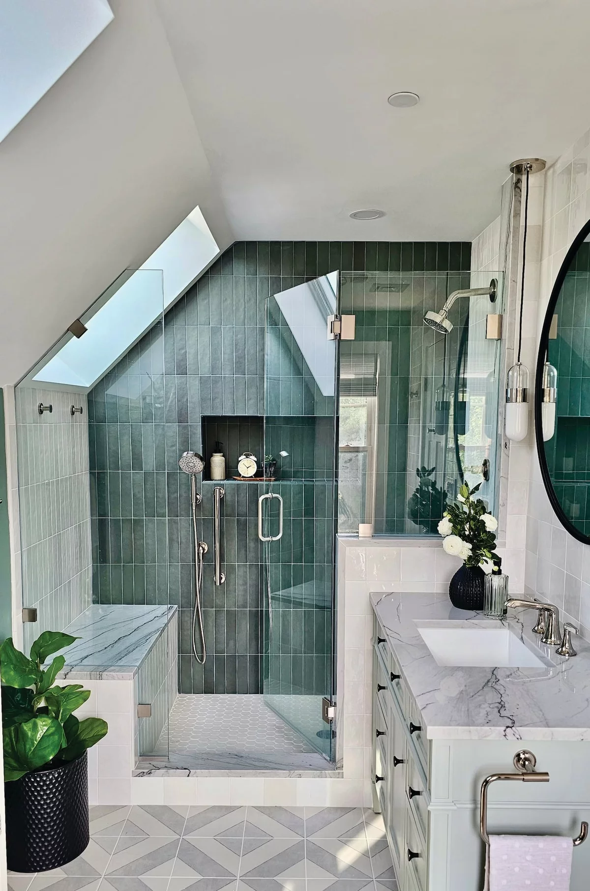 grauer Marmor und smaragdgrünen Fliesen machen das Baddesign unter der Schräge aus