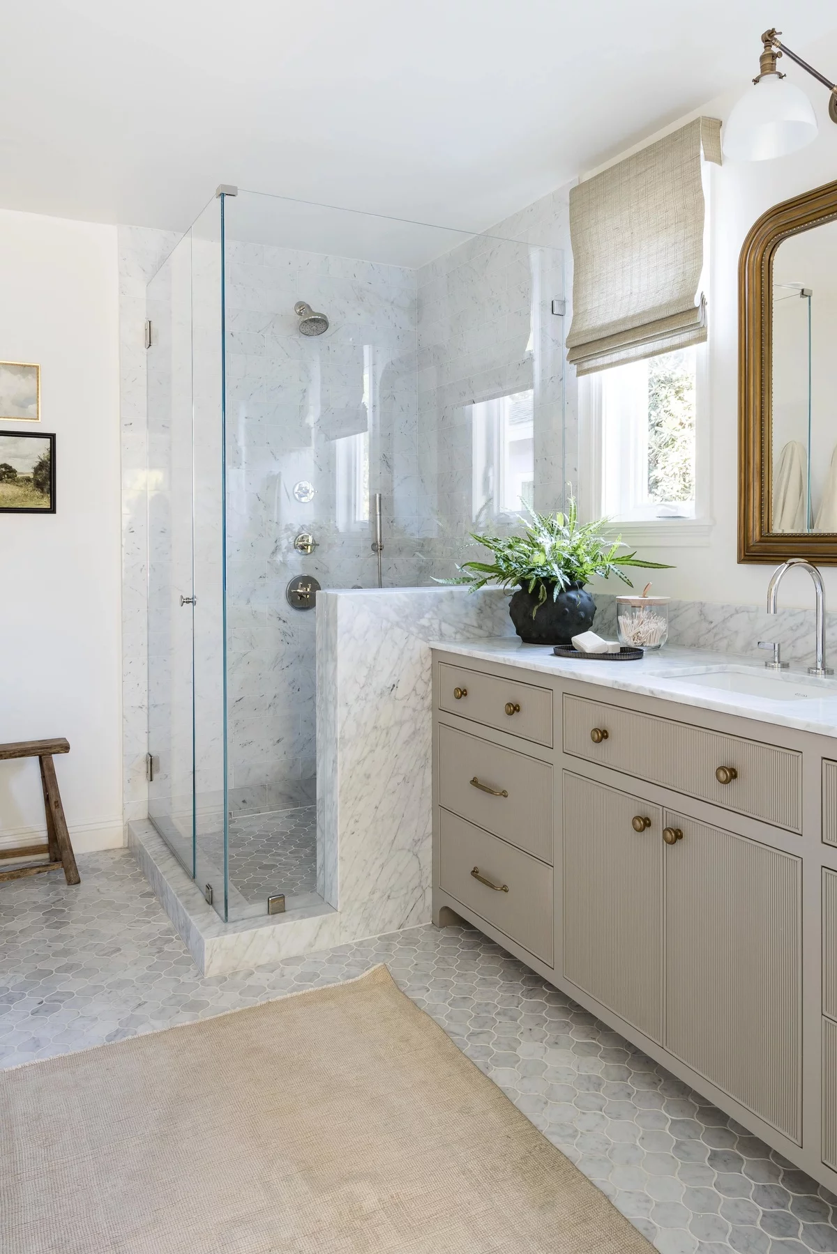 Bad mit Duschecke aus Glas ganz in hellen Farben gestaltet