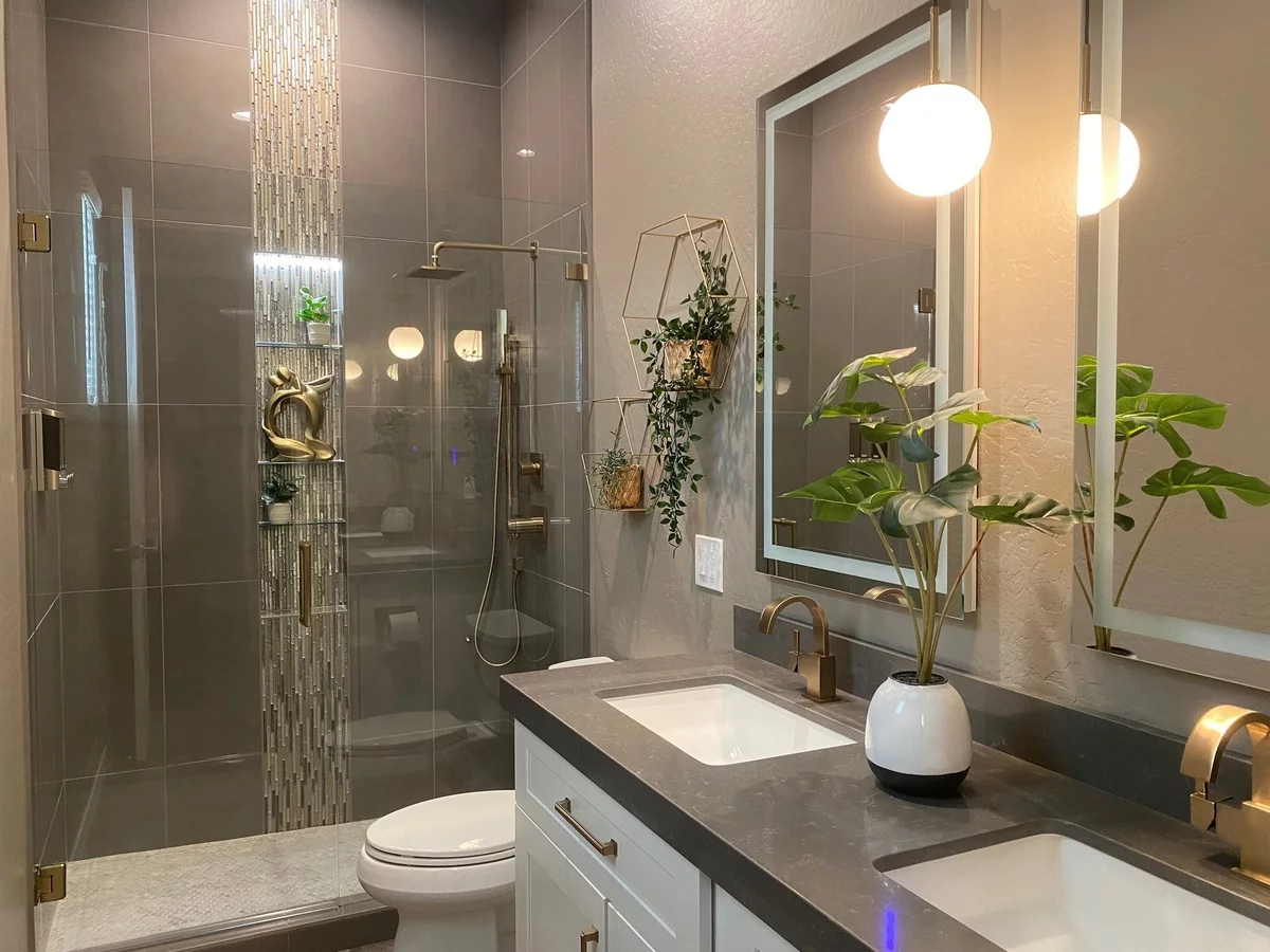 schön dekoriertes Badezimmer mit Naturelementen 