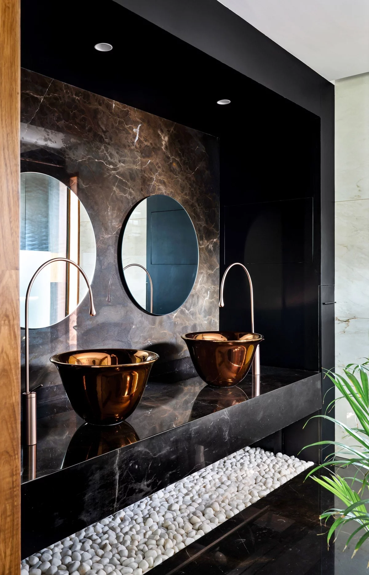 minimalistisches Badezimmer in Schwarz mit goldglänzenden Waschbecken