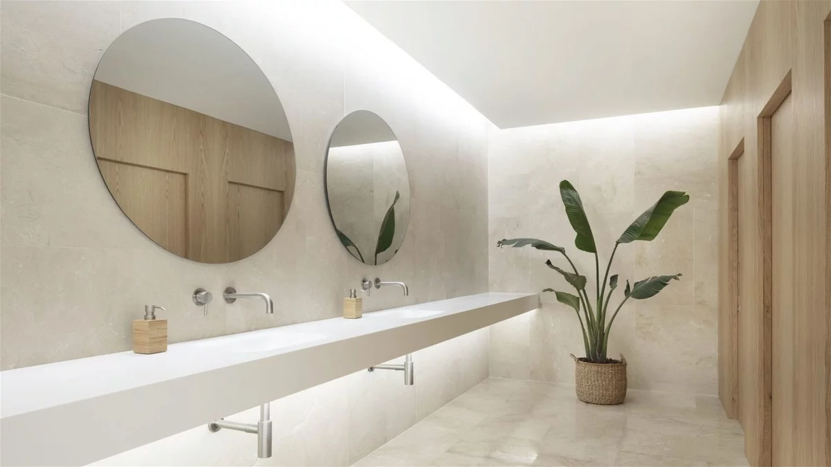 großes modernes Badezimmer mit eingebauter Beleuchtung und Topfpflanze