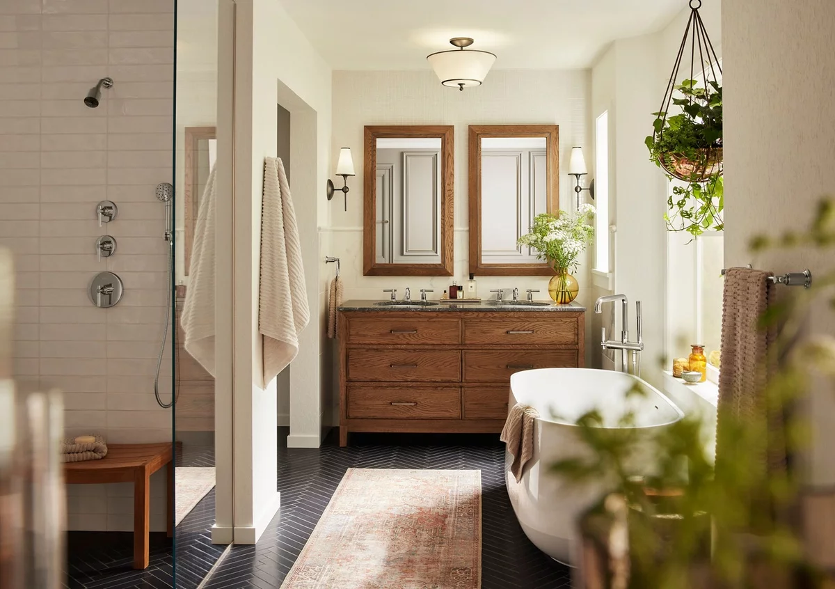 Bad mit Holzschränken und grünen Badpflanzen 